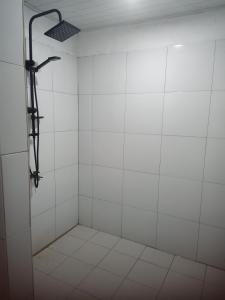 OhoililirRenata Cottages的浴室设有白色瓷砖淋浴。