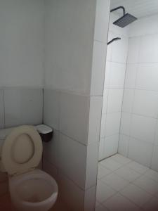 OhoililirRenata Cottages的白色的浴室设有卫生间和淋浴。