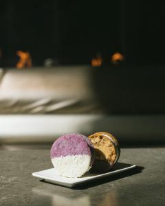 西雅图西雅图W酒店的盘子上的紫色和白色甜点