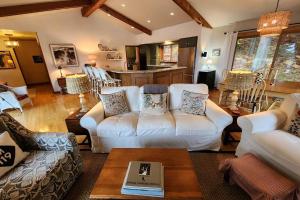 哈伯斯普林斯Birchwood Lakeview的客厅配有白色的沙发和桌子