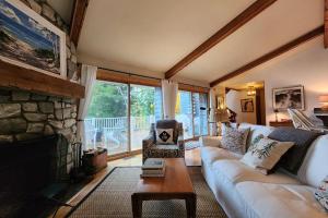 哈伯斯普林斯Birchwood Lakeview的客厅配有白色沙发和石制壁炉