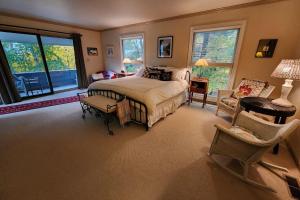 哈伯斯普林斯Birchwood Lakeview的一间卧室设有一张床和一间客厅。