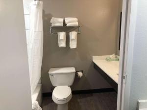 基林Studio 6 Killeen TX的浴室配有卫生间、水槽和毛巾。