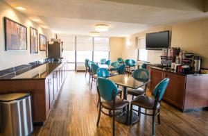 开普吉拉多开普吉拉多医疗中心梨树酒店的一间设有桌椅的等候室和一间酒吧