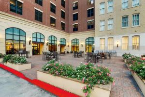 新奥尔良Drury Plaza Hotel New Orleans的一座带桌子和鲜花的建筑的庭院