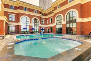 新奥尔良Drury Plaza Hotel New Orleans的一座大楼内的大型游泳池
