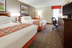 塞克斯顿塞克斯顿梨树德鲁酒店的酒店客房设有两张床和一台平面电视。