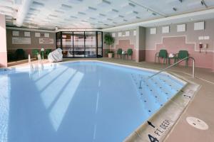 塞克斯顿塞克斯顿梨树德鲁酒店的室内的蓝色海水游泳池