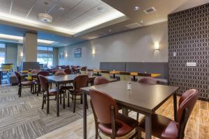 梅森Drury Inn & Suites Cincinnati Northeast Mason的用餐室配有桌椅