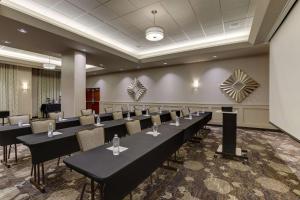 梅森Drury Inn & Suites Cincinnati Northeast Mason的一间会议室,配有长桌子和椅子
