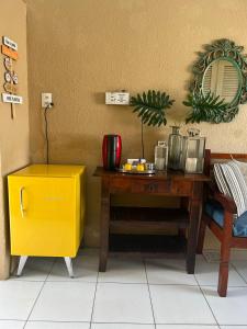 福塔莱萨Executive207. Suíte completa com frigobar的一张木桌,墙上有黄色的盒子