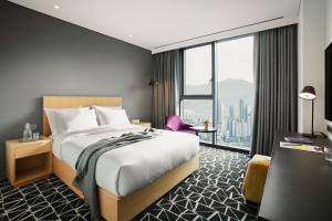 首尔L7 Gangnam的酒店客房设有一张床和一个大窗户