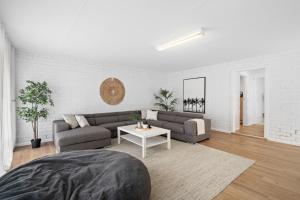麦克拉伦谷The Arches ~ Style, location and spacious living!的客厅配有沙发和桌子