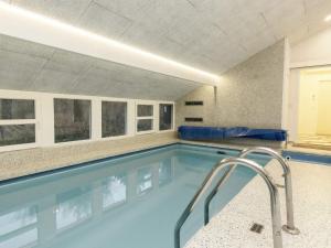 耶鲁普Holiday Home Brattenvej的一座带天花板的建筑中的游泳池