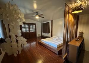 圣维森特Tribal Xperience Guesthouse的一间卧室配有一张床和一面大镜子