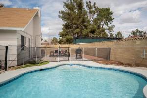 拉斯维加斯Las Vegas Fun in the Sun, Strip的一座房子旁的院子内的游泳池