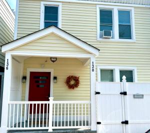 扬克斯6-A Diamond in Yonkers, NY的一座红色门和白色围栏的房子