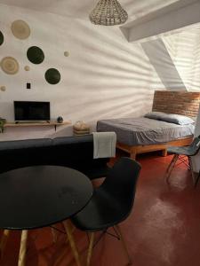 塔斯科·德·阿拉尔孔Casa Roma的帐篷内带一张床和椅子的房间