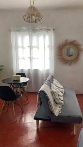 塔斯科·德·阿拉尔孔Casa Roma的客厅配有沙发和桌子