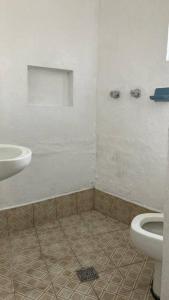 塔斯科·德·阿拉尔孔Casa Roma的一间带水槽和卫生间的浴室