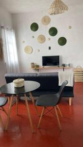 塔斯科·德·阿拉尔孔Casa Roma的客厅配有沙发和桌椅