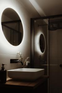 德洛兰The Eco Cabin Tasmania的浴室设有白色水槽和镜子