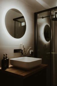 德洛兰The Eco Cabin Tasmania的浴室设有白色水槽和镜子
