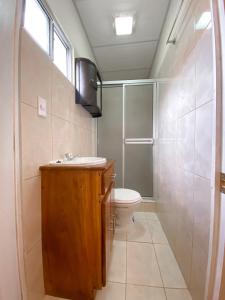 JuayúaMARIA III HOSTAL的浴室配有卫生间、盥洗盆和淋浴。