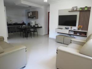 塞古罗港Recanto do Mundaí - Apto 202的带电视的客厅和用餐室