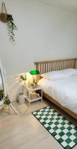 仁川市Stay Mono的一间卧室设有一张床和一个 ⁇ 板地板