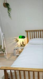 仁川市Stay Mono的一间卧室配有一张床和一张绿灯。