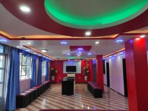 拉塔昆加HOTEL CARIBEAN REAL的一间会议室,拥有红色的墙壁和绿色的天花板