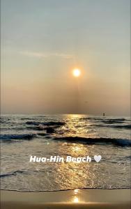 华欣VarietyD-DayHostel HuaHin的海滩上的日落,这句话使他感到很痛快