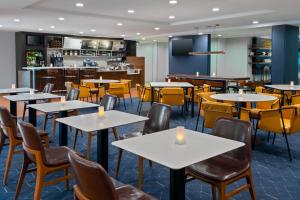 丹伯里丹波利万怡酒店的一间带桌椅的餐厅和一间酒吧