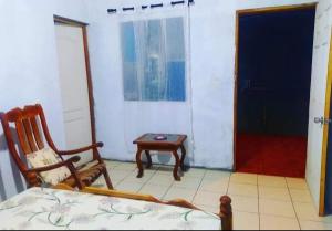 莫约加尔帕Rustic House Hostel的配有床、椅子和桌子的房间