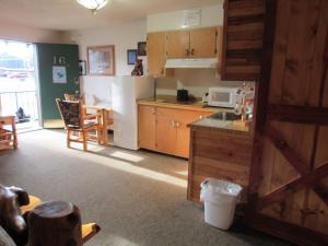 CrescentThe Woodsman Country Lodge Motel的厨房配有白色冰箱和桌子
