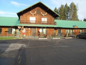 CrescentThe Woodsman Country Lodge Motel的一座带绿色屋顶的大型木制建筑