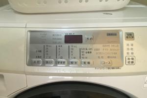 川口市WALLABY HOUSE - Vacation STAY 38653v的洗衣机上方配有计时器