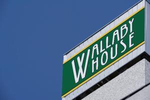 川口市WALLABY HOUSE - Vacation STAY 38653v的带有威斯康星州名字的绿色街道标志