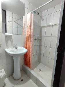 马丘比丘CUSI QOYLLOR的白色的浴室设有水槽和淋浴。