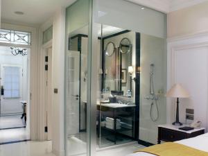 雅加达埃米塔日特里布特酒店，雅加达的一间带玻璃淋浴和水槽的浴室