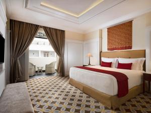 雅加达埃米塔日特里布特酒店，雅加达的一间酒店客房,设有一张大床和一个大窗户
