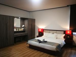 Marina Hotel的一间卧室配有一张带两盏灯和一个水槽的床。