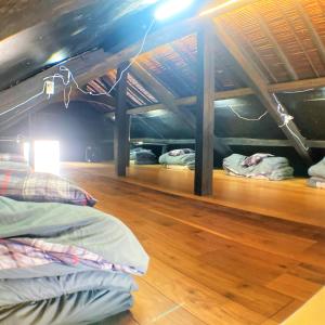 松崎町ゲストハウス大安吉田的客房设有三张双层床,铺有木地板。