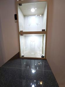 伊察Acogedor departamento en Huacachina的玻璃展示盒,内有三杯酒