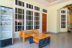 DuriOYO Life 2745 Nabeza House的客房设有木桌和冰箱。