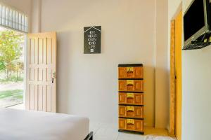 DuriOYO Life 2745 Nabeza House的卧室配有梳妆台和墙上的时钟