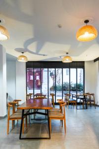 丽江丽江格麦尔精品度假酒店的用餐室设有桌椅和窗户。