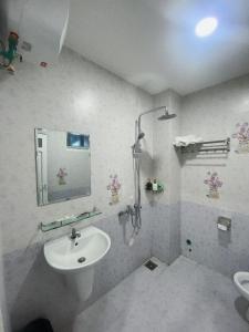 顺化Son Ca Motel的白色的浴室设有水槽和镜子