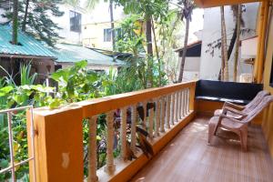 Altrude Villa Guest House Near Candolim Beach的阳台或露台